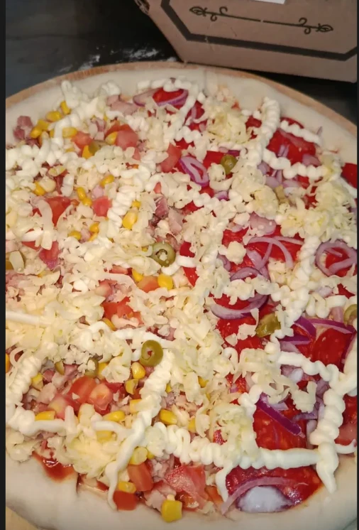 Pizza da Hunter durante a montagem